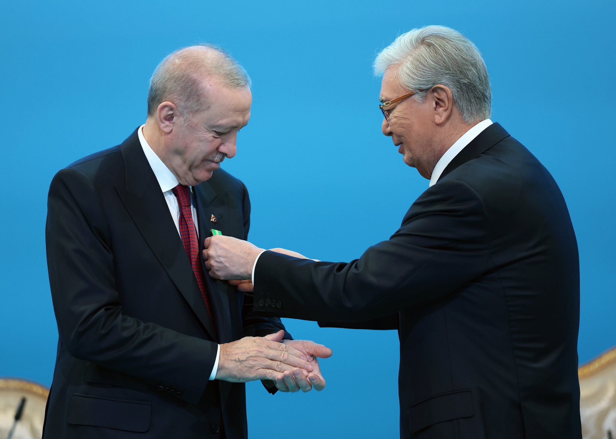 Cumhurbaşkanı Erdoğan'a Hoca Ahmet Yesevi Nişanı