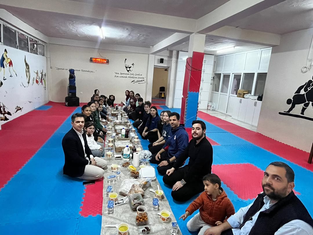 Dazkırı Belediye Başkanı Fatih Çiçek'ten Taekwondo Spor Kulübü İftarda Buluşma Paylaşımı