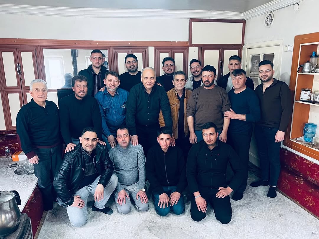 Erkmen Belediye Başkanı Yücel Şahin ve Ailesi Köy Odasında Bayramlaştı