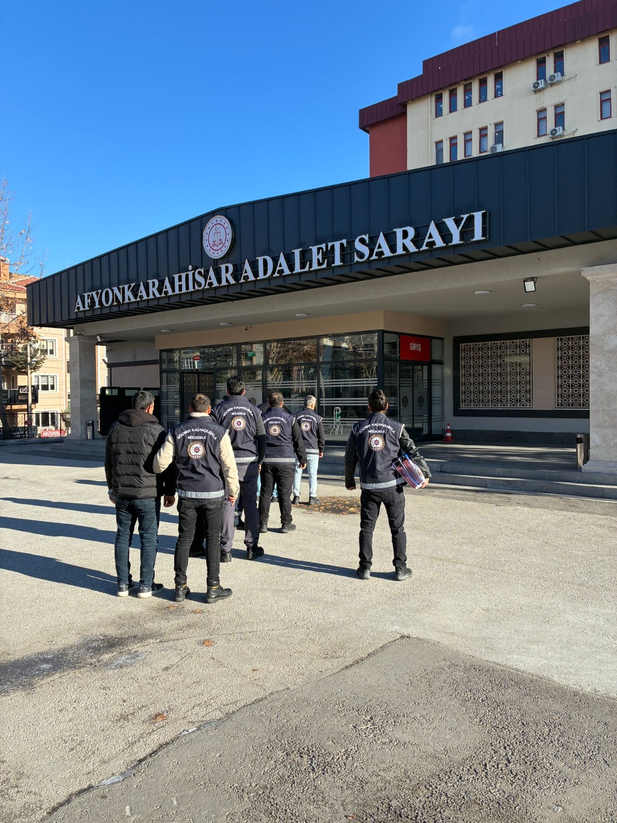 Göçmen Kaçakçılığı Operasyonu: 27 Düzensiz Göçmen Yakalandı