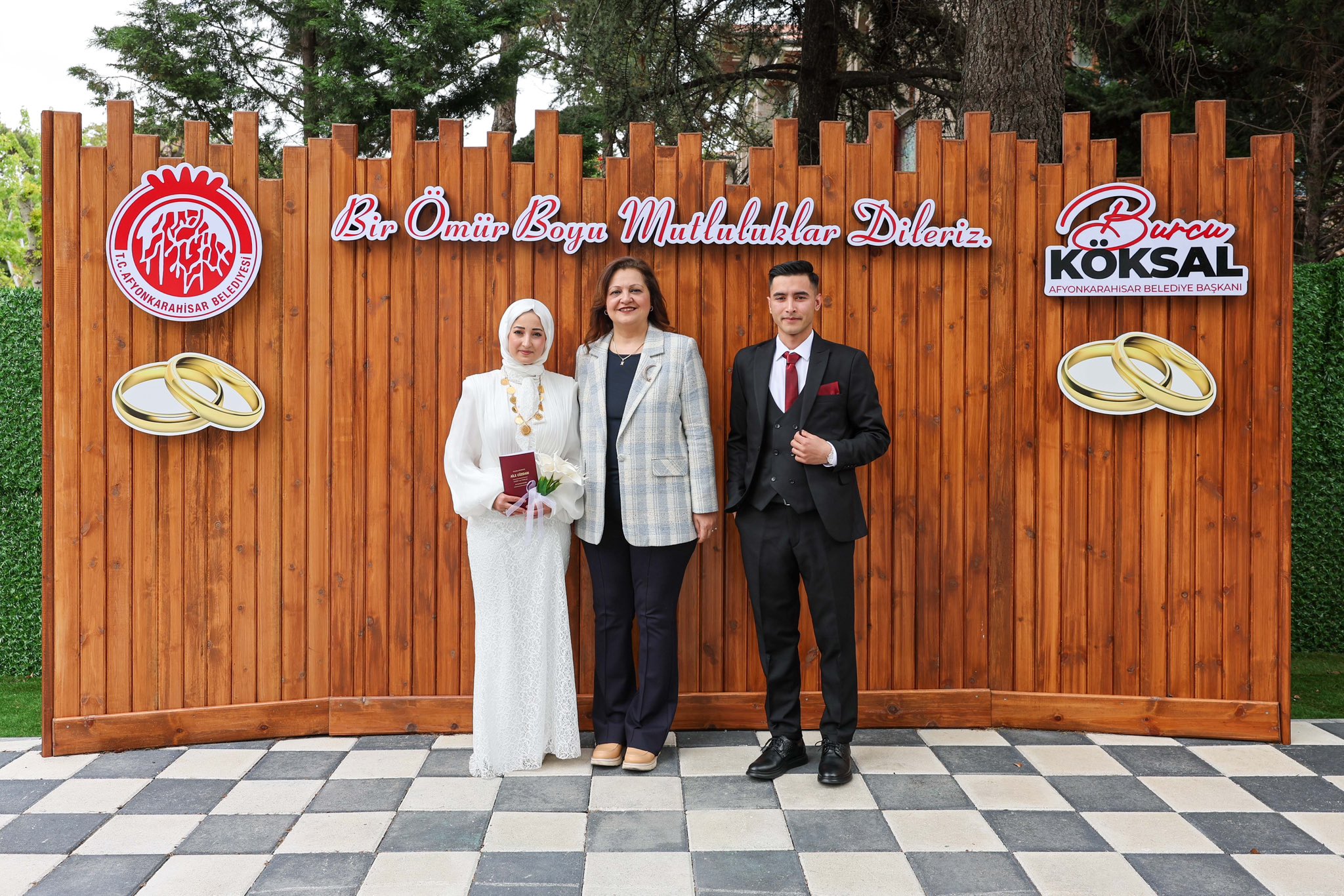 Güllü Güvenç ve Mevlüt Özdemir nişanlandı