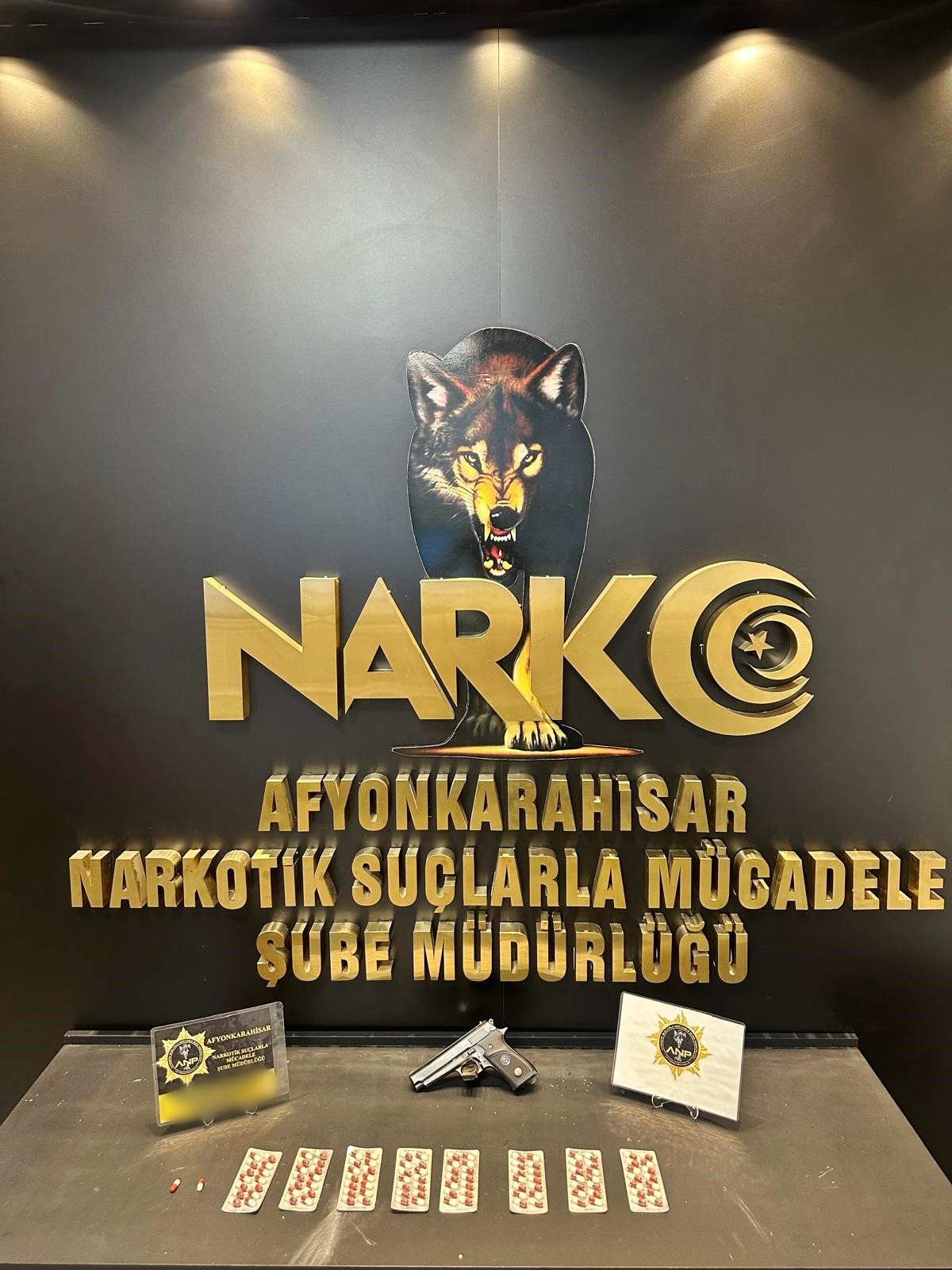 Sokak Satıcılarına Operasyon: İş Yerinde Uyuşturucu ve Tabanca Ele Geçirildi