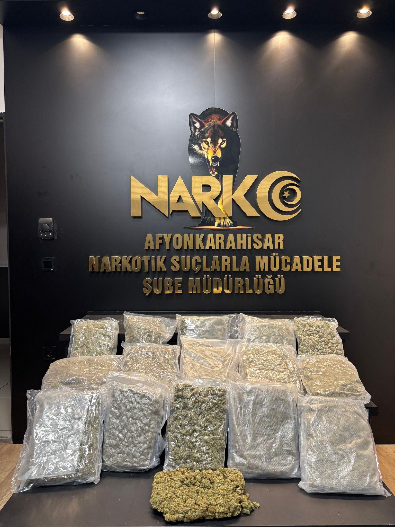 Uygulama Noktasında Durdurulan Araçta 9 Kilogram Uyuşturucu Ele Geçirildi