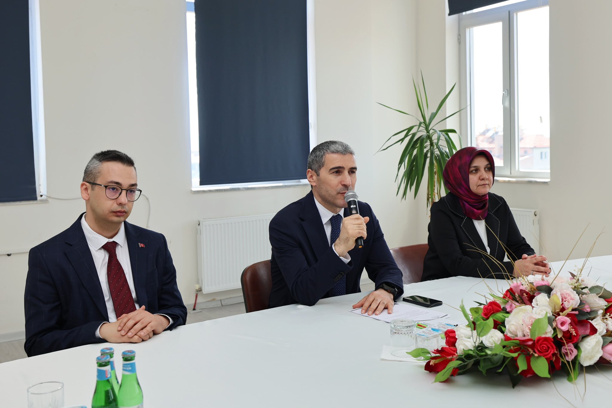 Vali Aktaş, İhsaniye'de Muhtarlarla Bir Araya Geldi