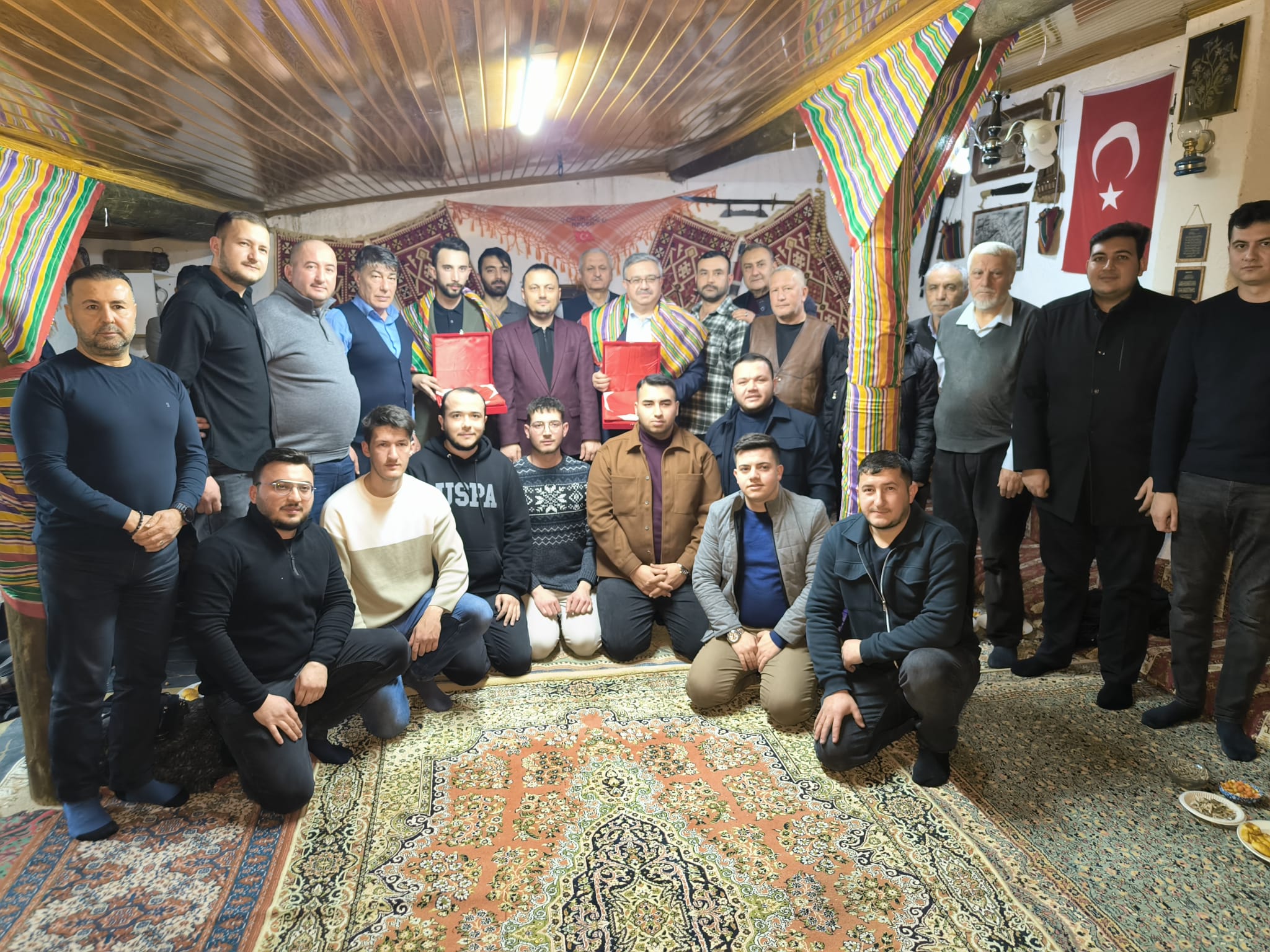 Yörüklerden Yurdunuseven’e Bayrak Emaneti