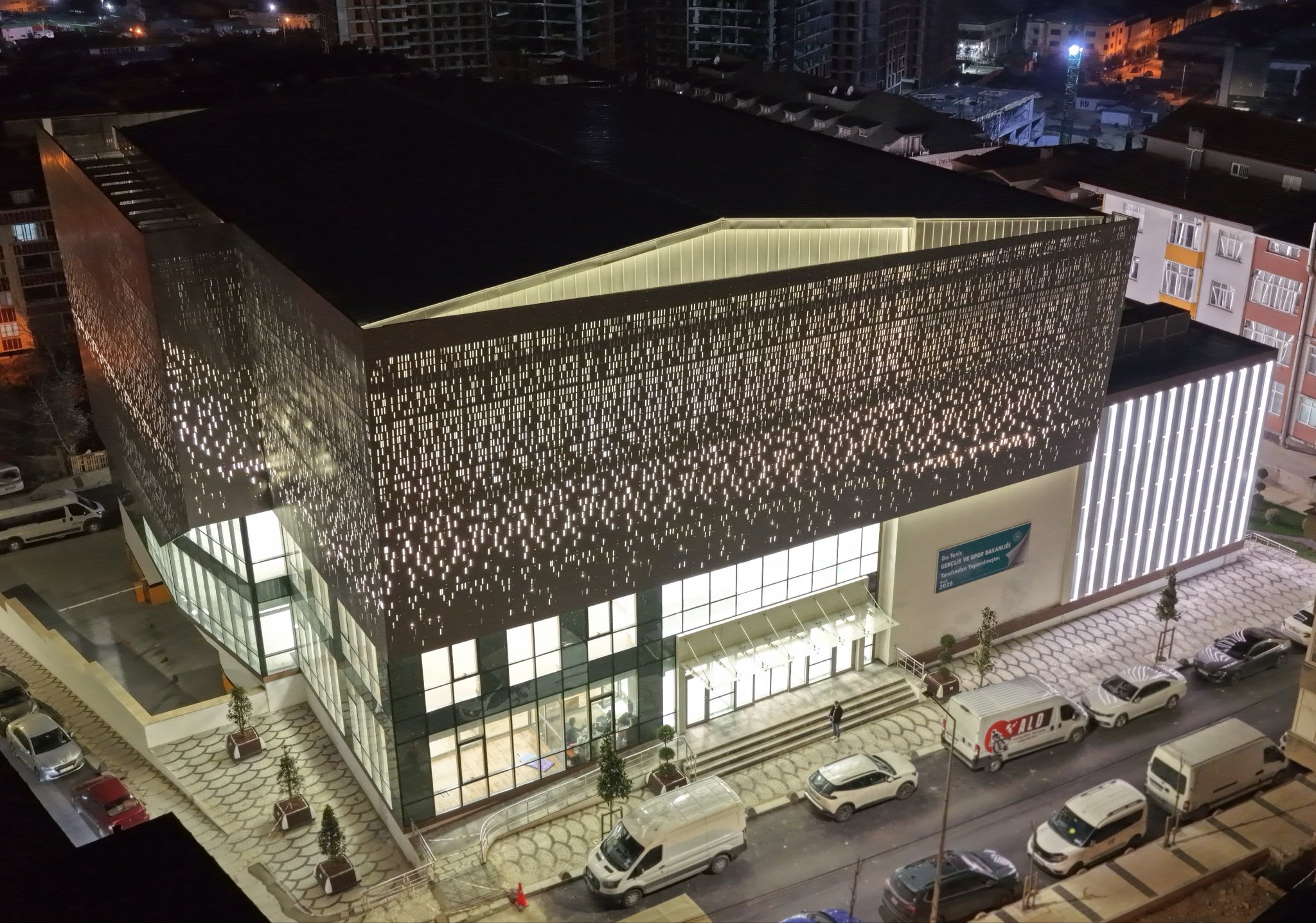 Yunus Emre Mahallesi Gençlik Spor Merkezi Açıldı