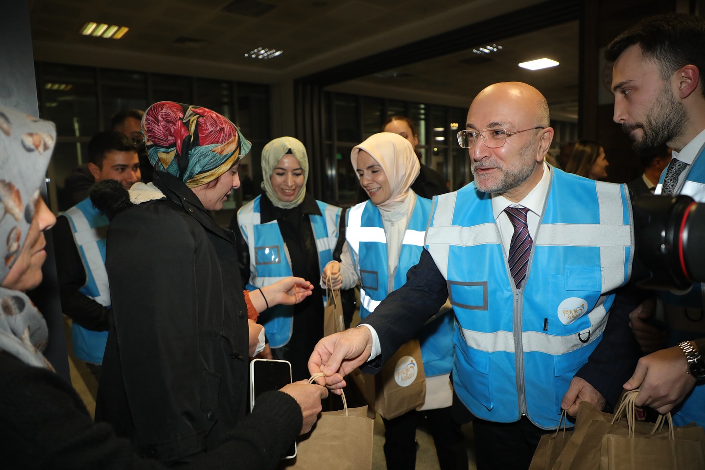 AK Parti Afyonkarahisar İl Başkanlığı, Hastanede Sahurluk Dağıttı