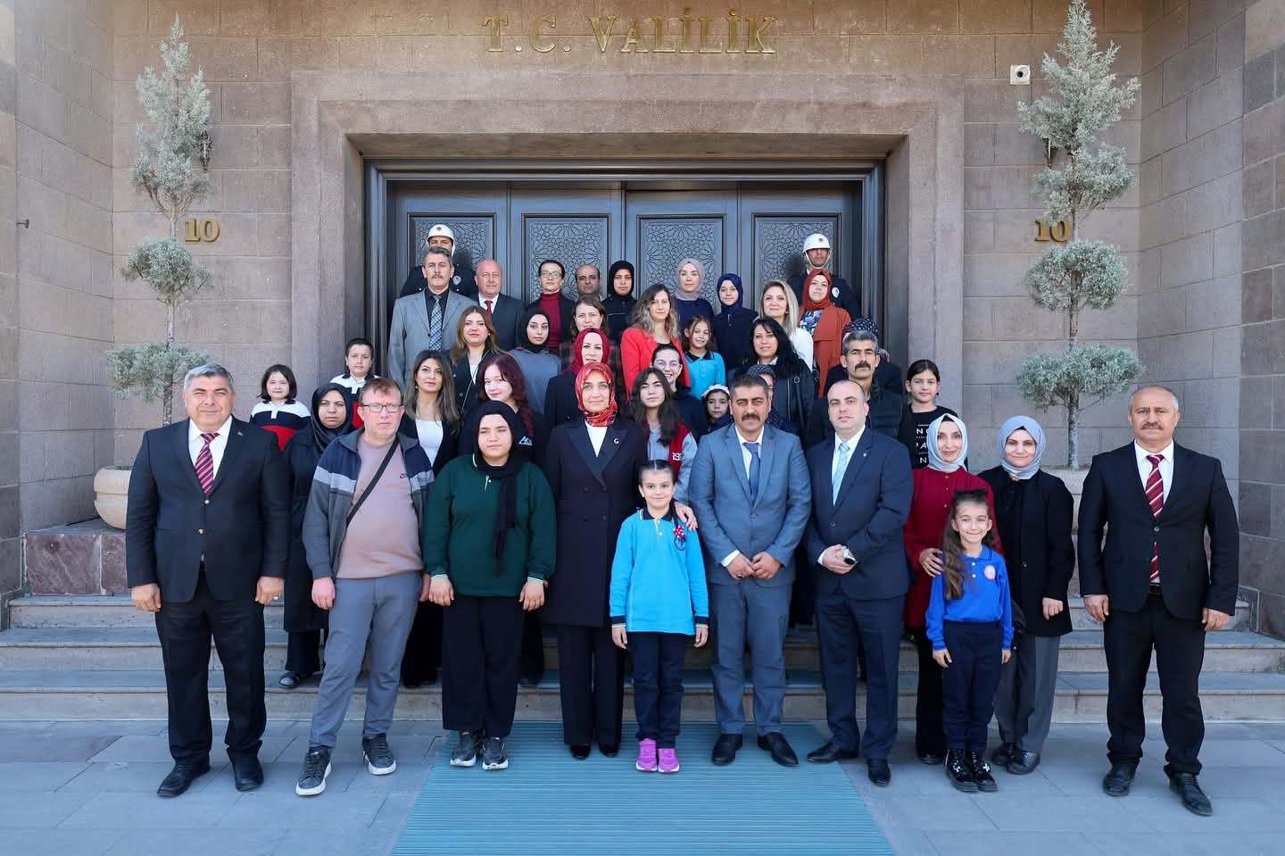 Vali Yiğitbaşı Cumhuriyet Bayramı Yarışmalarında Dereceye Giren Öğrencileri Tebrik Etti