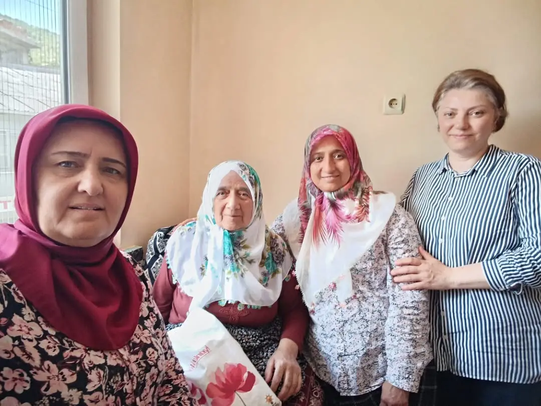 AK Parti Afyonkarahisar İl Kadın Kolları'nın Yaşlıları Ziyaret Eylemi