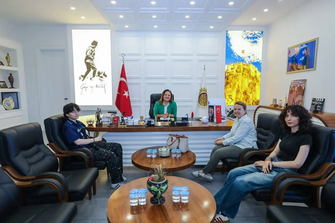 Afyonkarahisar Belediye Başkanı Burcu Köksal, Arkadaşım Selma Topçu’yu ve Gençleri Belediyede Ağırladı