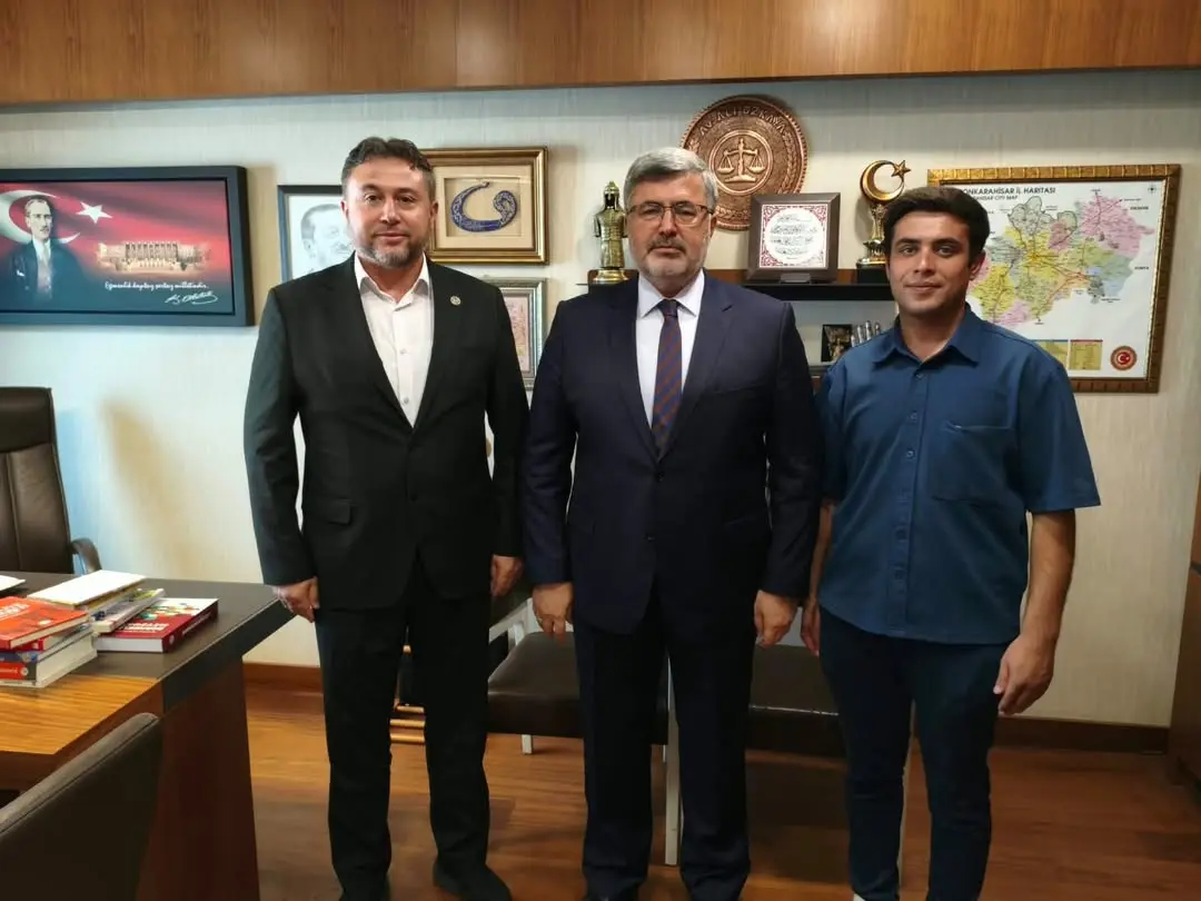 Mehmet Akif Ersoy, Gazi Meclisinde İhsaniye Döğer Belediye Başkanı Tarafından Misafir Edildi